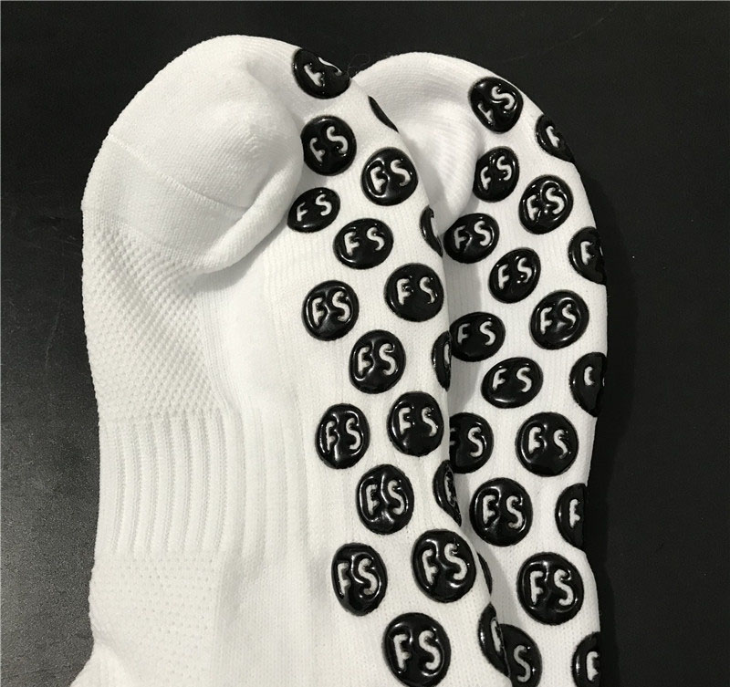 1670036713.jpg Custom sport football grip anti slip socks.jpg